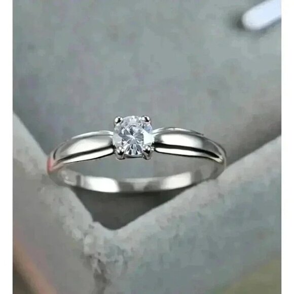 Classic Cubic Zirconia Ring Size 6 - Picture 1 of 2